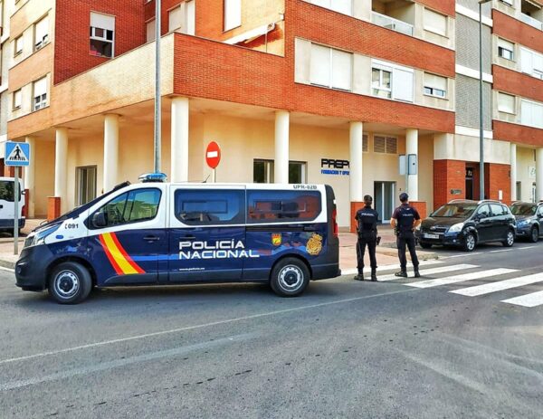 Fachada de PREPOL Academia con policias nacionales en Castellon de la Plana